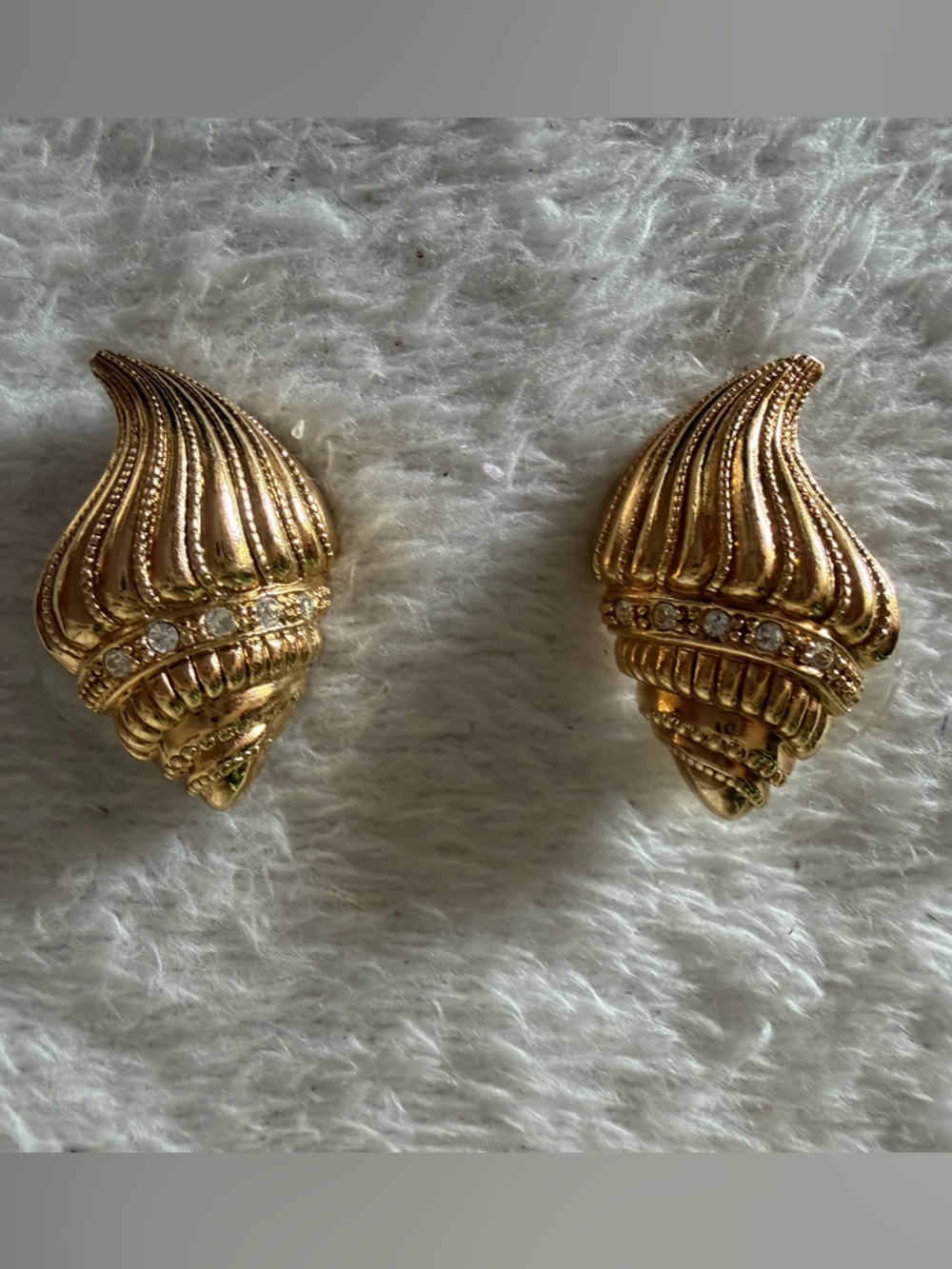 Vintage Avon’s Chunky Gold Shell-Style Statement Earrings - Picture 6 of 6